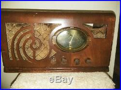 Goodyear Wing Tube Radio 686B Vintage SWithMIDDLE WAVE/BROADCAST Parts or Repair
