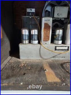 Vintage Sears Silvertone 8220 Battery Operated Receiver Radio(Parts/Repair/Read)