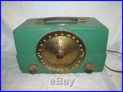 Vintage Zenith S-21973 Bakelite Green Radio Parts Repair Powers On