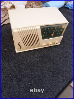 Vintage silvertone radio Parts Or Repair Power's Up TUBE